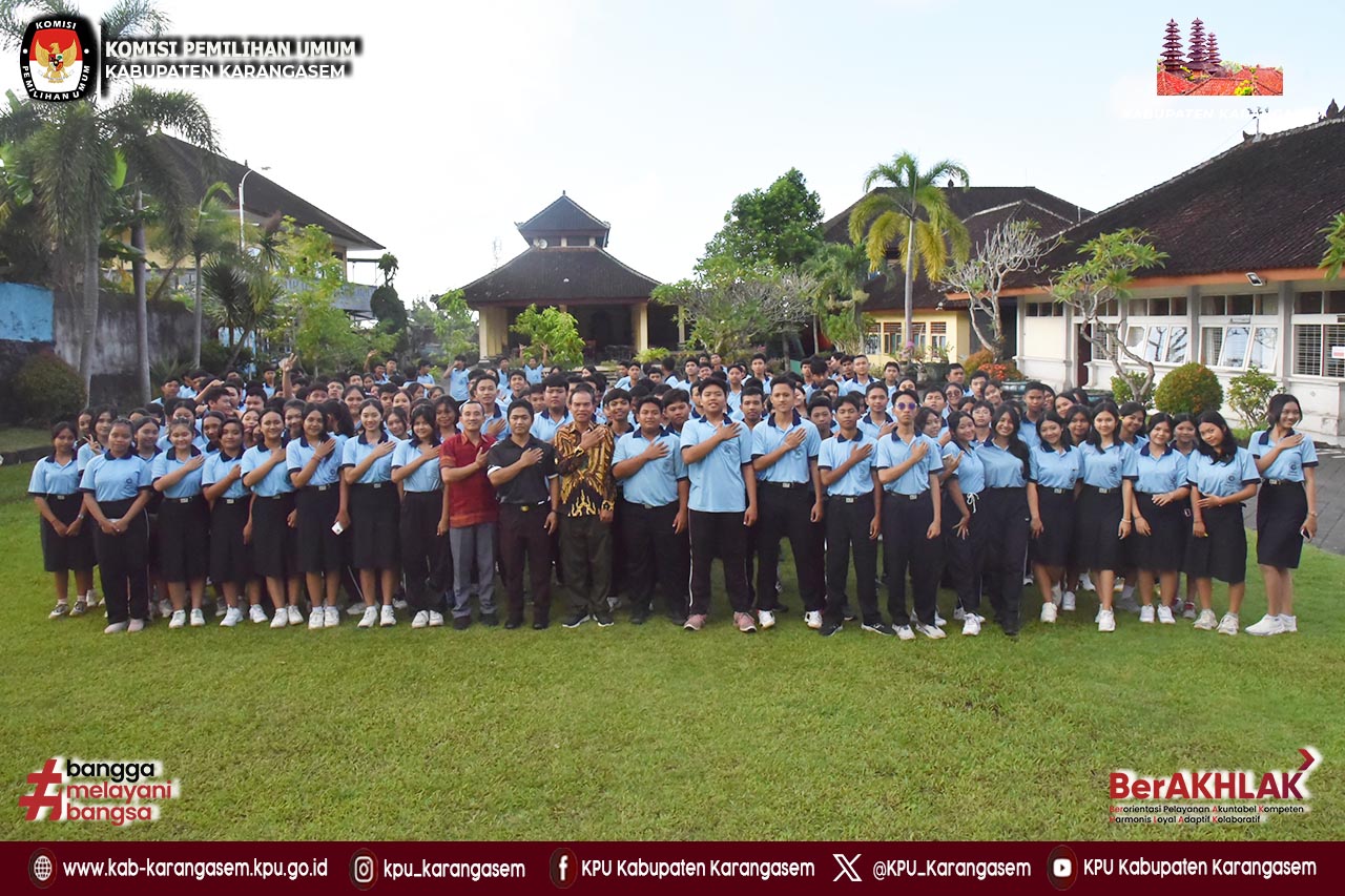 Sosialisasi Pendidikan Pemilih kepada Pemilih Pemula di SMA Negeri 2 Amlapura, Selasa (17/6).