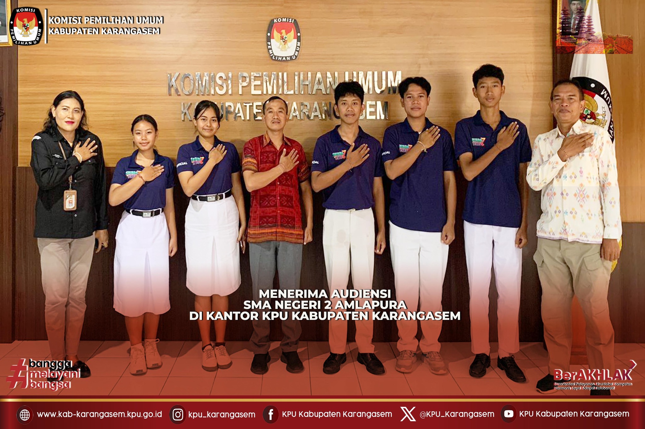 Audiensi dari SMA Negeri 2 Amlapura di Kantor KPU Kabupaten Karangasem, Rabu (26/11/2025).