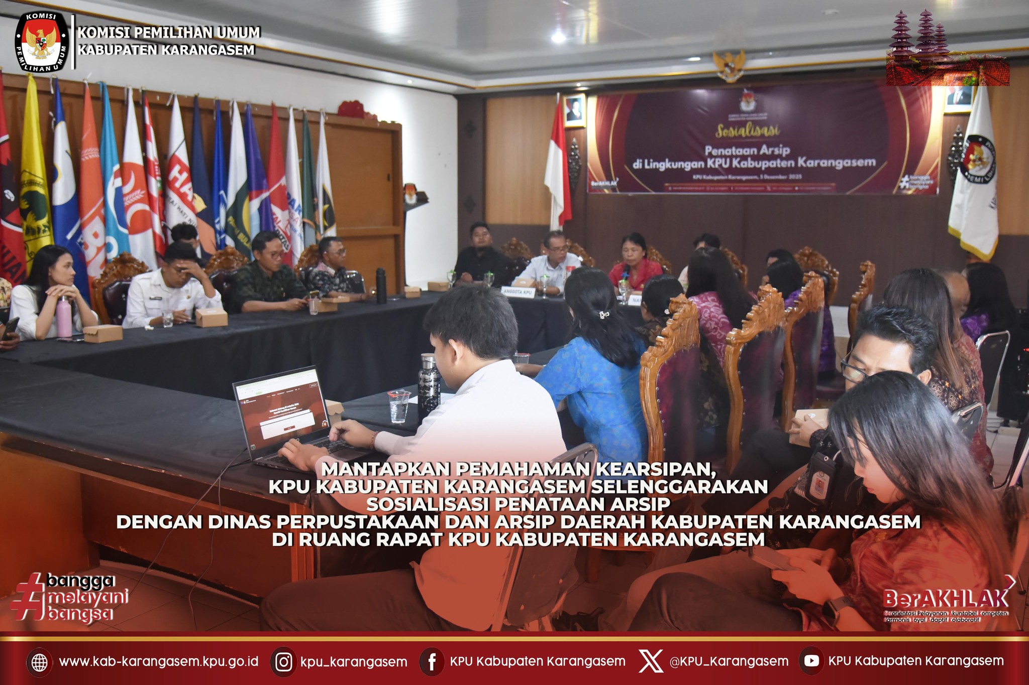 menyelenggarakan Sosialisasi Penataan Arsip di Ruang Rapat KPU Kabupaten Karangasem, Jumat (5/12)