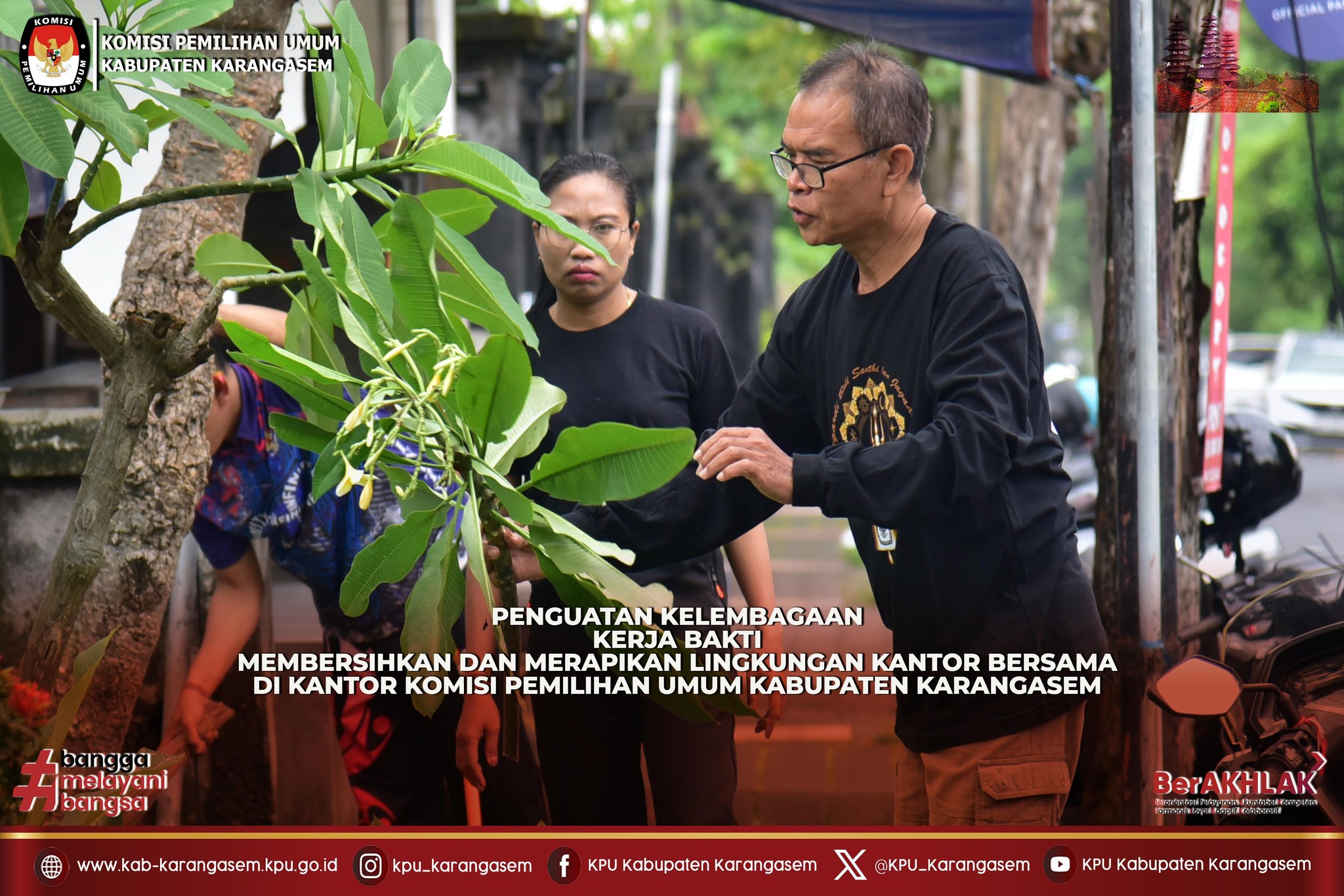 Kerja bakti di lingkungan KPU Kabupaten Karangasem, Jumat 23 Januari 2026