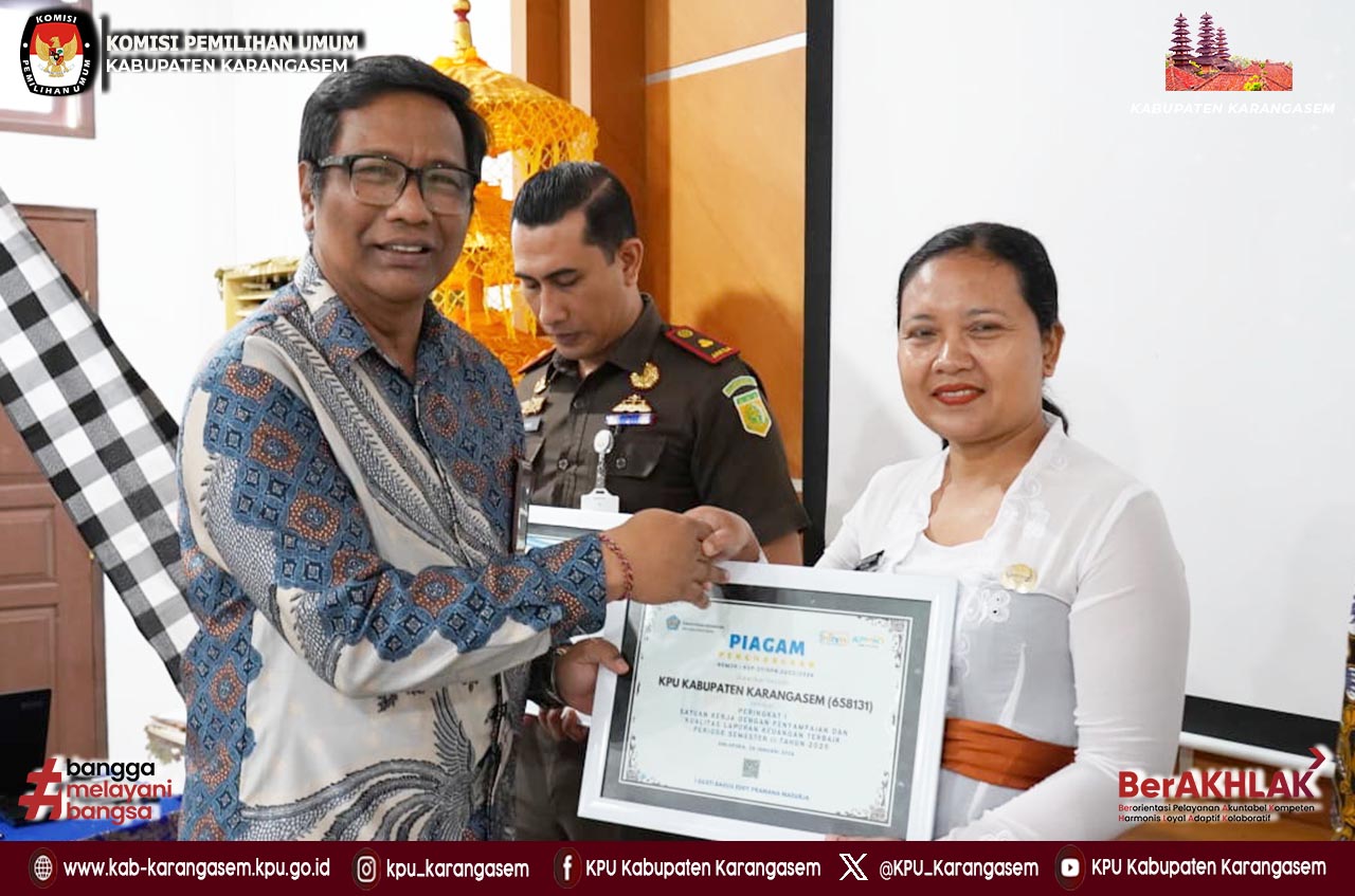 Menerima penghargaan sebagai penyerahan laporan keuangan terbaik, Kamis 29/1/2026