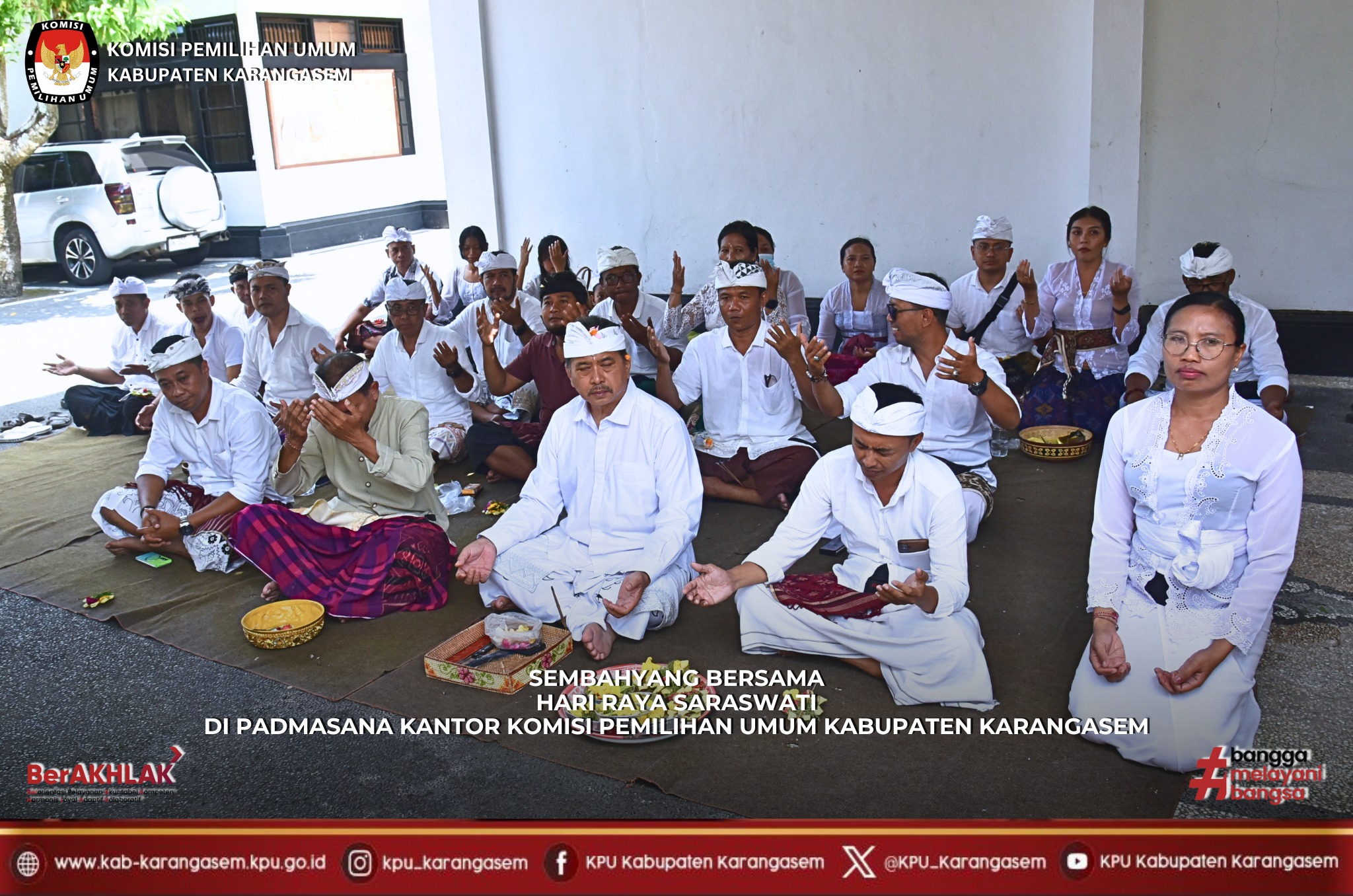 Sembahyang  Hari Raya Saraswati di Padmasana Kantor KPU Karangasem, Sabtu (4/4/2026