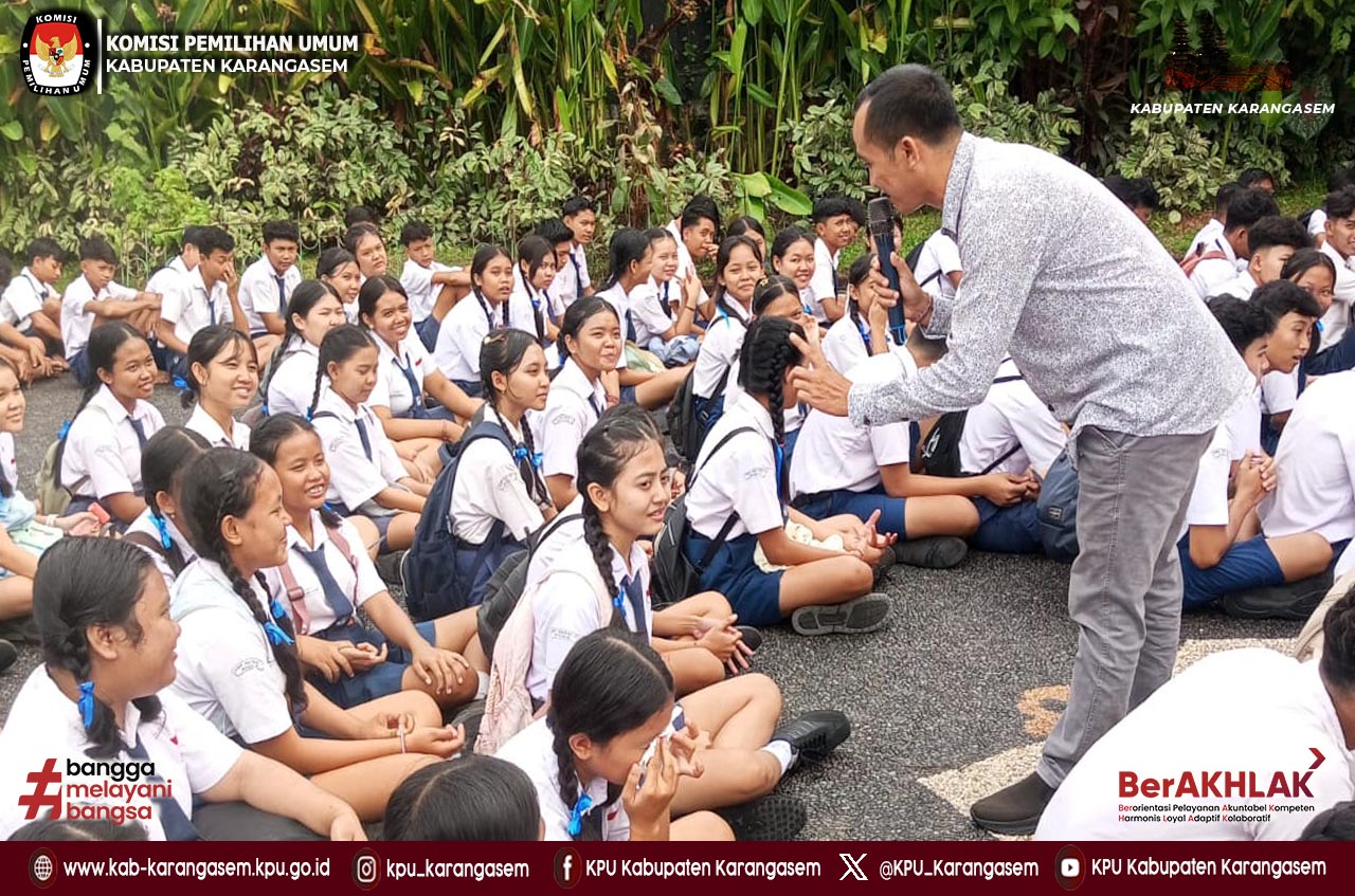 Sosialisasi pendidikan pemilih sejak dini di SMPN 1 Manggis Selasa (28/4/2026)